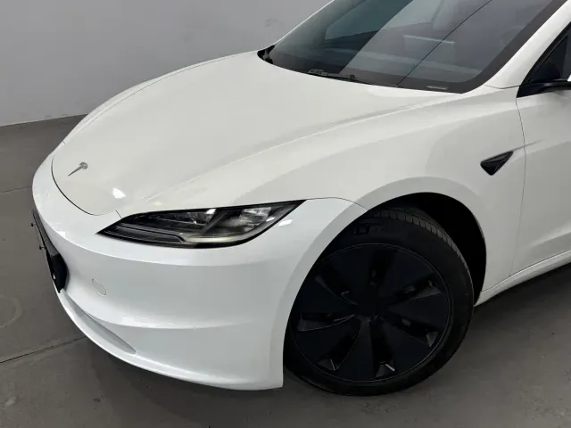 Tesla Model 3 — Фото автомобиля 10