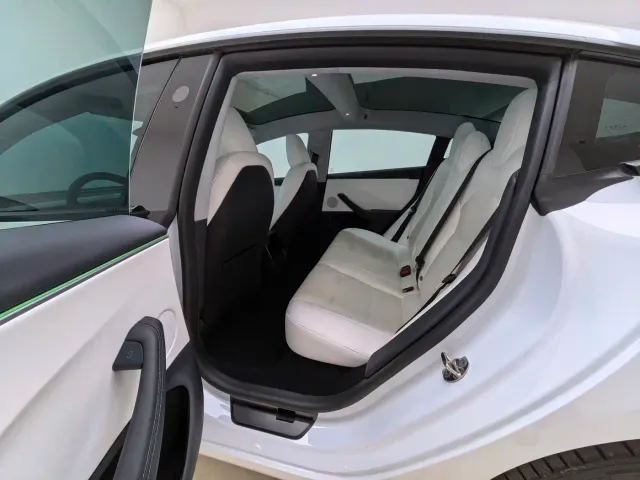 Tesla Model 3 — Фото автомобиля 4