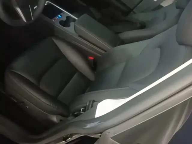 Tesla Model Y — Фото автомобиля 14