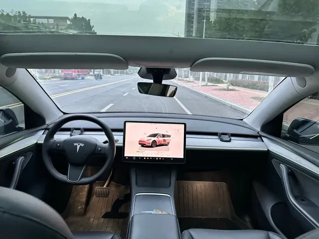 Tesla Model Y — Фото автомобиля 8