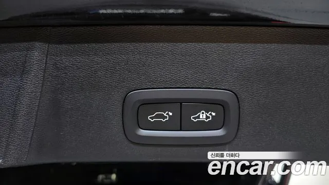 Вольво XC40 B4 Black Edition — Фото автомобиля 30