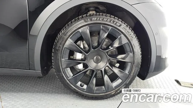 Tesla Model Y — Фото автомобиля 21