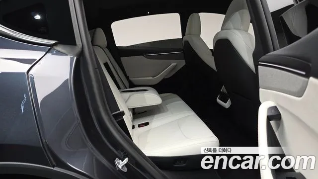 Tesla Model Y — Фото автомобиля 17