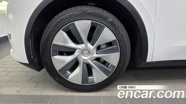 Tesla Model Y — Фото автомобиля 5