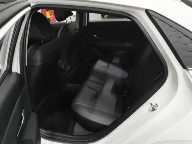 Hyundai Elantra — Фото автомобиля 15