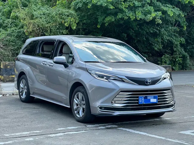 Toyota Sienna — Фото автомобиля 2