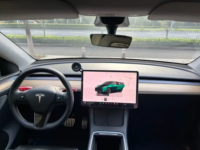 Tesla Model Y — Фото автомобиля 6
