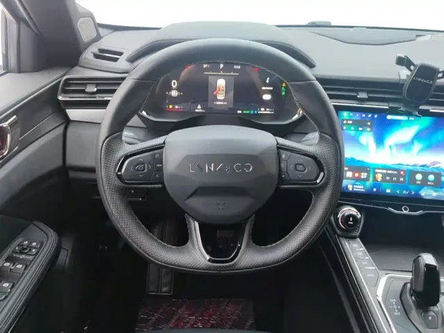 Lynk & Co Lynk & Co 01 EM-P 2023 1.5TD EM-P PM — Фото автомобиля 15