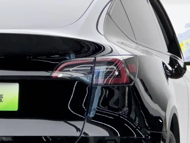 Tesla Model Y — Фото автомобиля 6