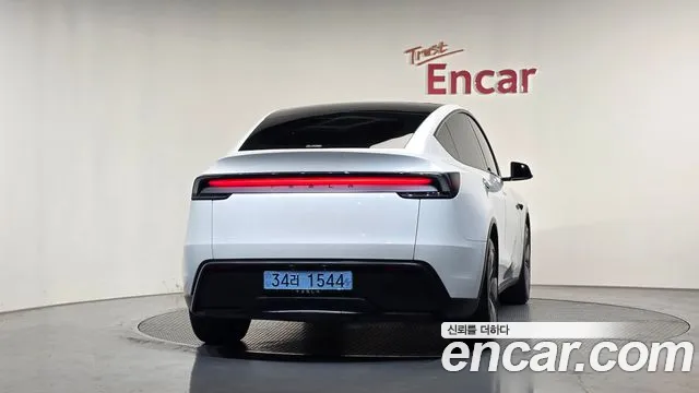 Tesla Model Y — Фото автомобиля 4