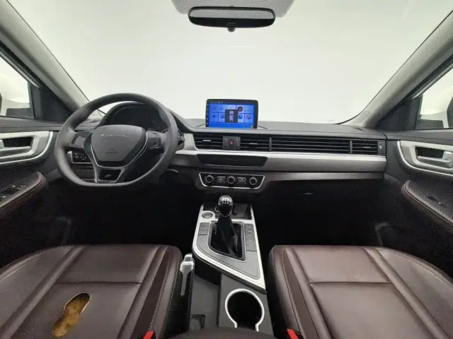 Forthing T5 — Фото автомобиля 5