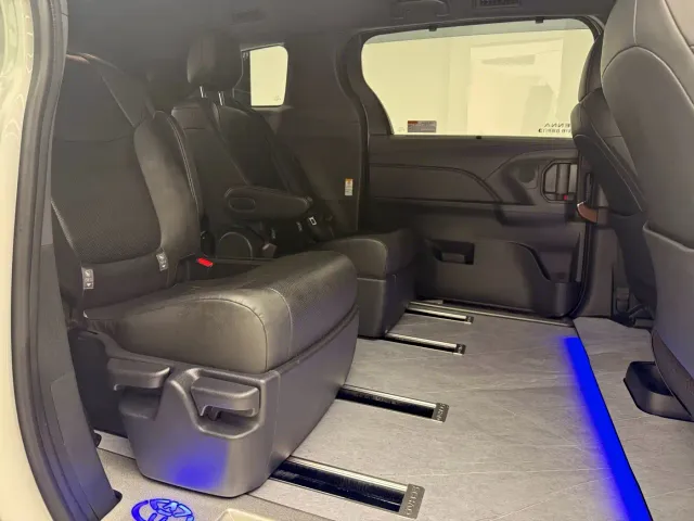 Toyota Sienna — Фото автомобиля 18
