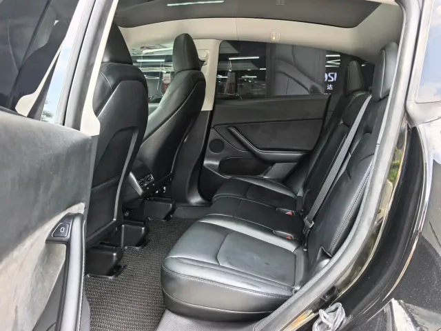 Tesla Model Y — Фото автомобиля 11