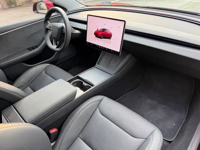 Tesla Model 3 — Фото автомобиля 17