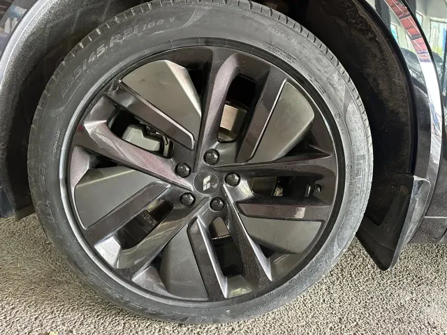 Li Auto L8 — Фото автомобиля 15