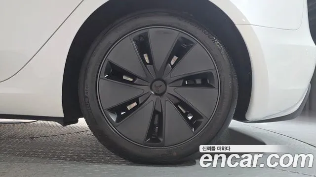 Tesla Model 3 — Фото автомобиля 21