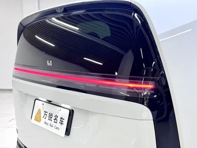 Li Auto MEGA — Фото автомобиля 7