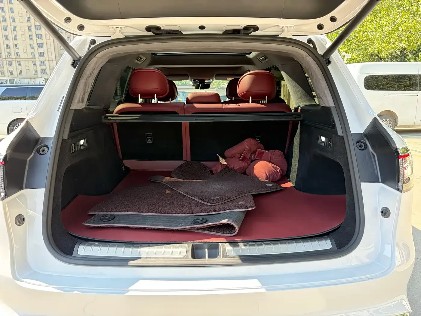 AITO Wenjie AITO M8 2025 Extended Range Max 37kWh 5-Seater — Фото автомобиля 12
