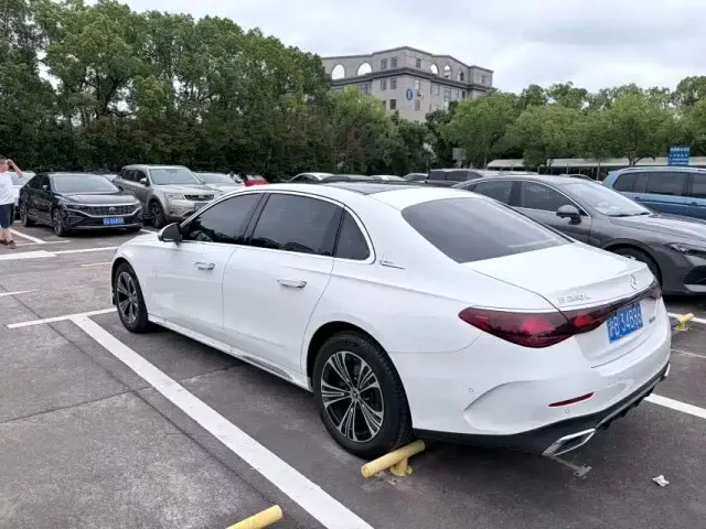 Mercedes-Benz E-Class — Фото автомобиля 4