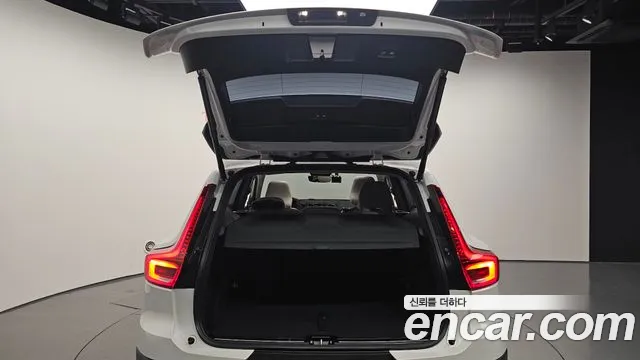 Вольво XC40 — Фото автомобиля 26