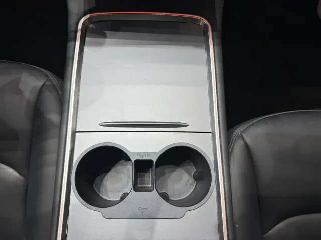 Tesla Model Y — Фото автомобиля 10