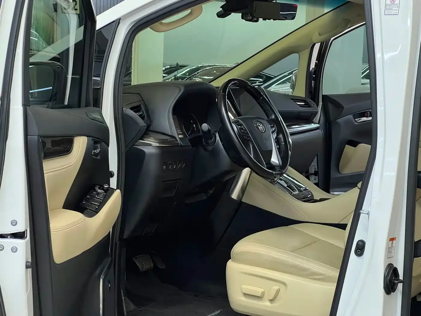 Toyota Alphard 2021 Hybrid 2.5L Premium — Фото автомобиля 16