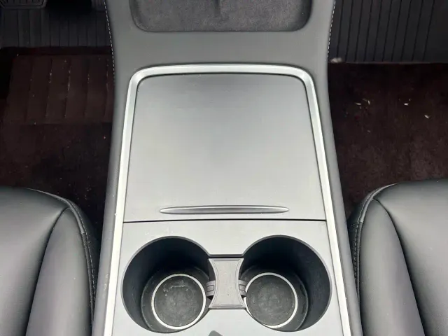 Tesla Model Y — Фото автомобиля 19