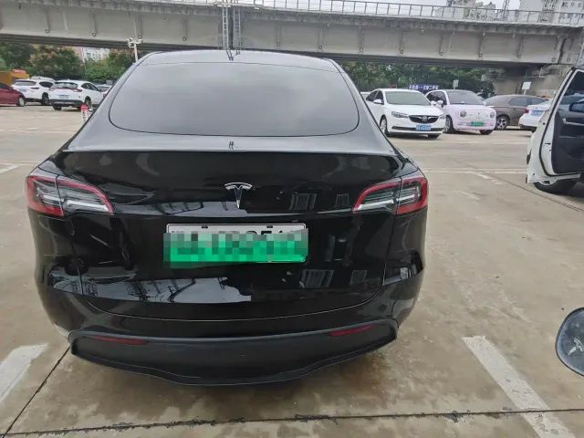 Tesla Model Y — Фото автомобиля 6