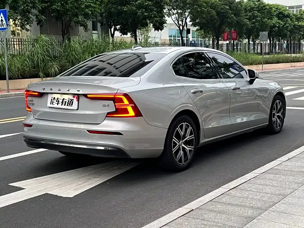 Volvo Volvo S60 2023 B4 Smart Comfort Luxury Edition — Фото автомобиля 2