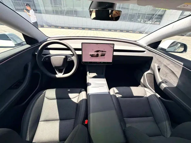 Tesla Model 3 — Фото автомобиля 5