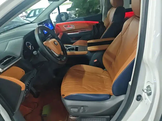 Toyota Sienna — Фото автомобиля 14