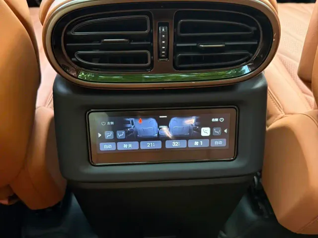 BYD U8 — Фото автомобиля 15