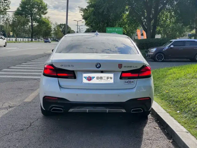 BMW 5 Series — Фото автомобиля 5