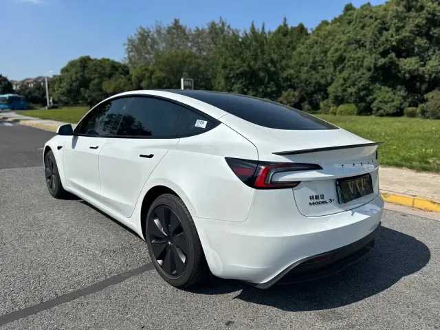 Tesla Model 3 — Фото автомобиля 6