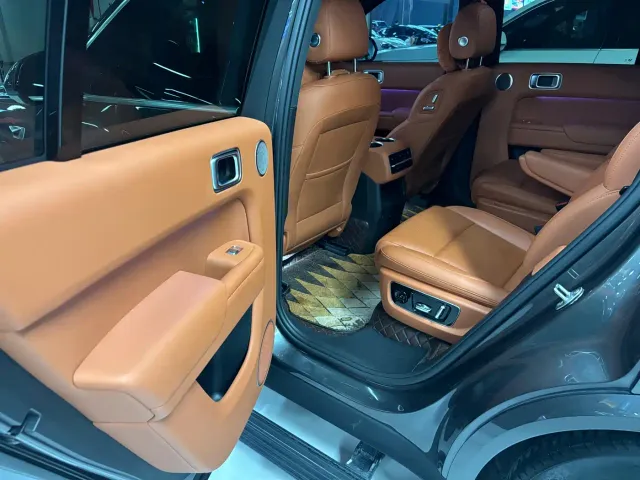 Li Auto L8 — Фото автомобиля 11