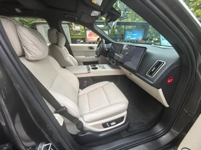 Li Auto L8 — Фото автомобиля 15