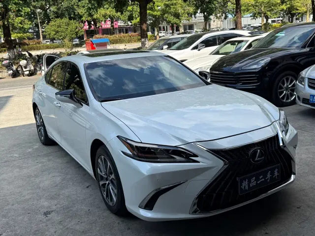 Lexus ES — Фото автомобиля 3