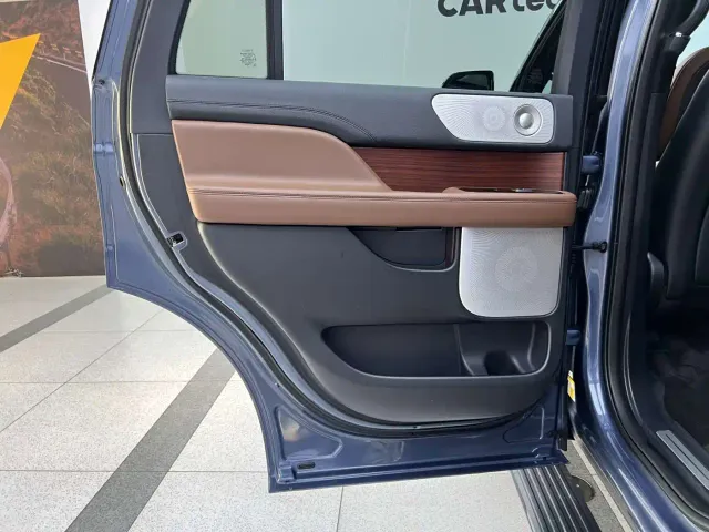 Lincoln Navigator — Фото автомобиля 13