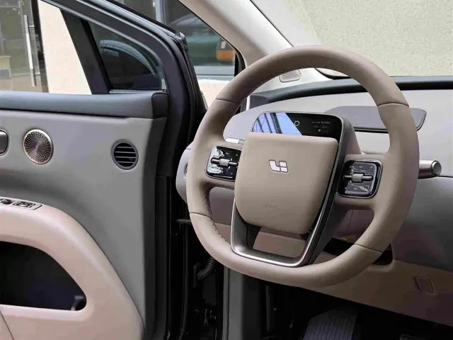 Li Auto i8 — Фото автомобиля 7