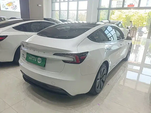 Tesla Model 3 — Фото автомобиля 6