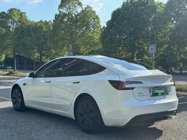 Tesla Model 3 — Фото автомобиля 16