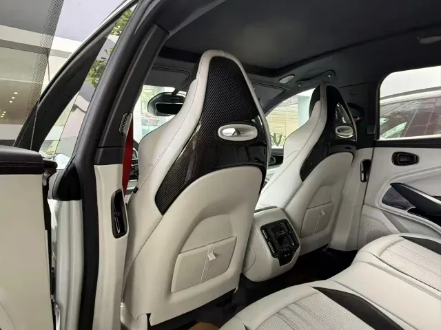 Aston Martin DBX — Фото автомобиля 3