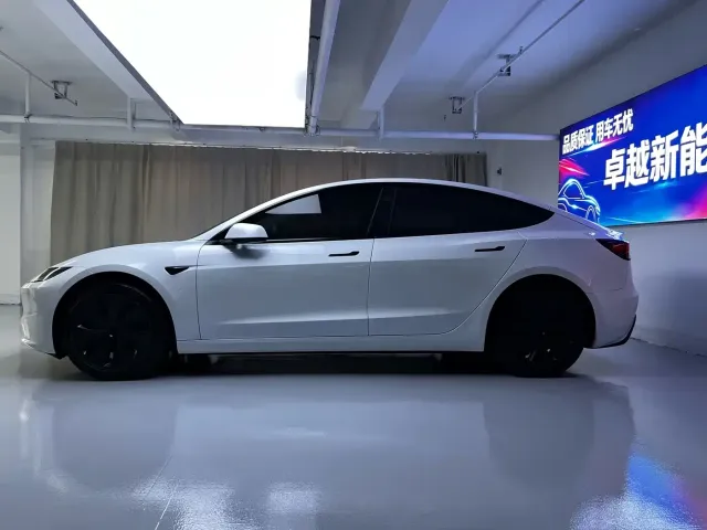 Tesla Model 3 — Фото автомобиля 10