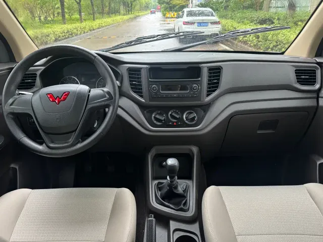 Wuling Hongguang V — Фото автомобиля 14