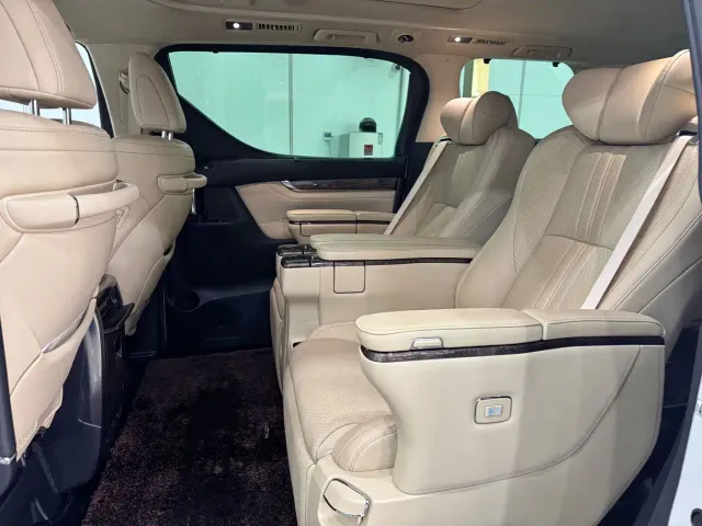 Toyota Alphard — Фото автомобиля 11