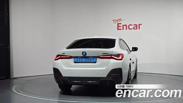 BMW i4 — Фото автомобиля 4
