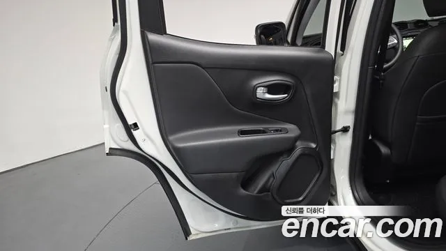 Jeep Renegade — Фото автомобиля 22