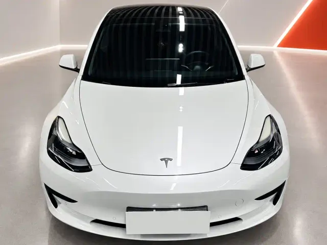 Tesla Model 3 — Фото автомобиля 2