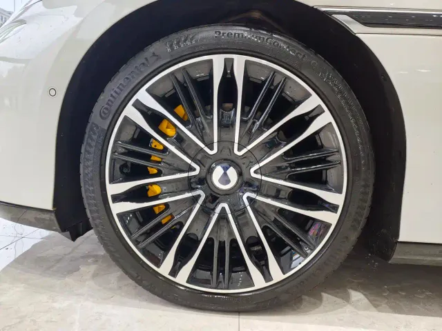 Denza Z9GT — Фото автомобиля 11