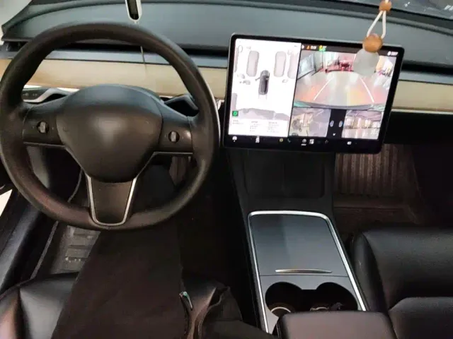 Tesla Model 3 — Фото автомобиля 9